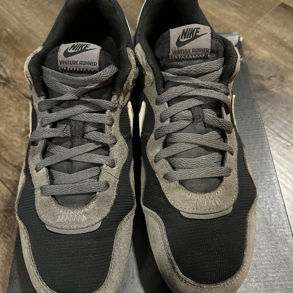 Nike Venture Runner “Iron Grey Crimson” - Picture 3 of 7